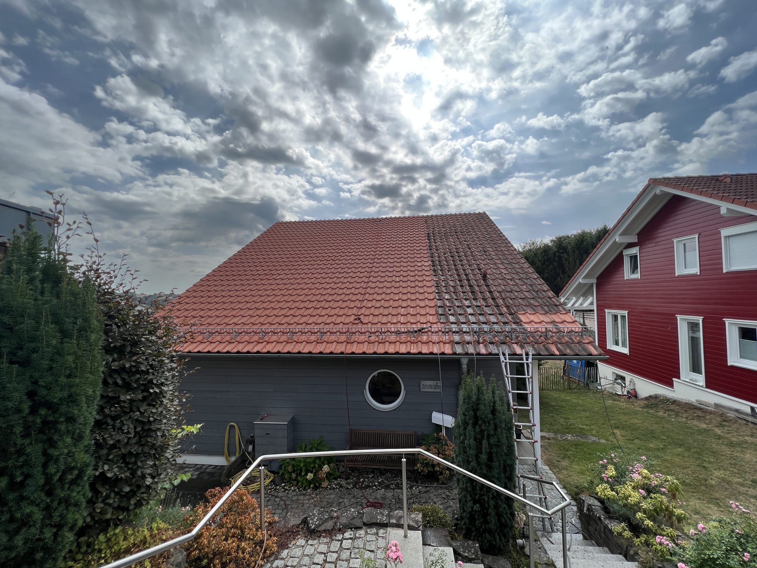 Dachreinigung und Dachbeschichtung Köln